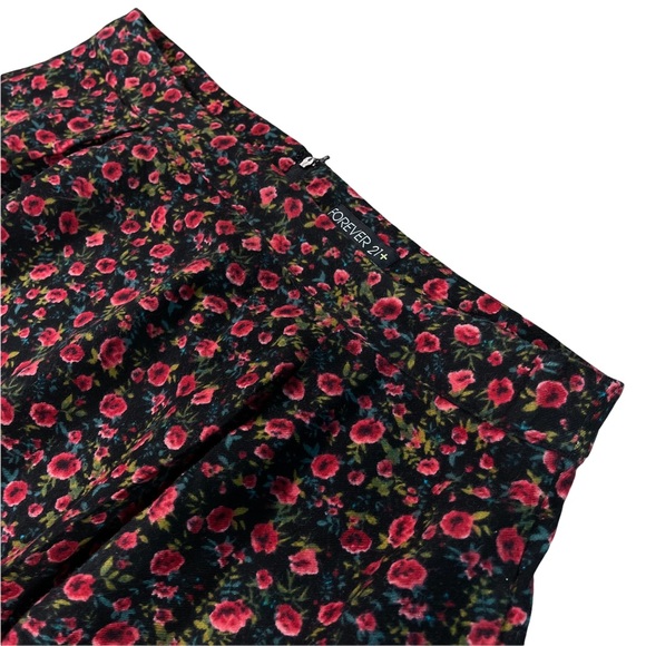 Forever21+ plus size 1x black with red blue & green floral skater mini skirt EUC - Picture 2 of 11